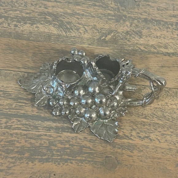 Arthur Court grape salt and pepper shaker - Picture 2 of 5